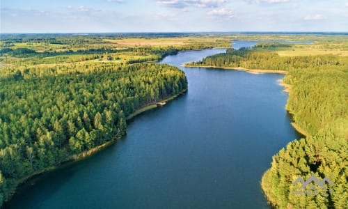 Terrain pour une ferme au bord du lac Makys