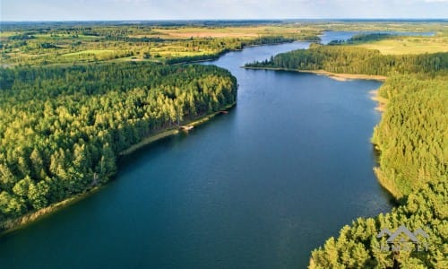 Terrain pour une ferme au bord du lac Makys