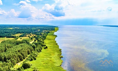 Un terrain à bâtir près de la lagune de Courlande