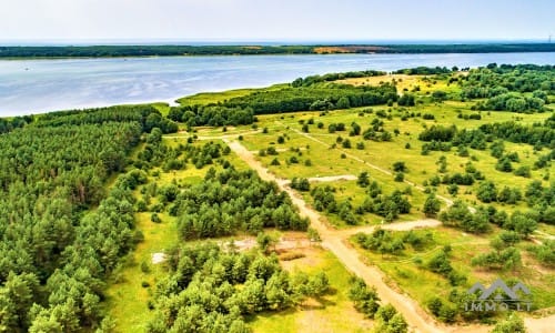 Un terrain à bâtir près de la lagune de Courlande