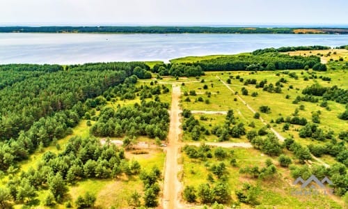 Un terrain à bâtir près de la lagune de Courlande