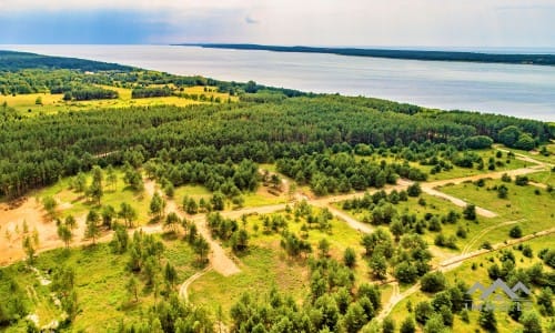 Un terrain à bâtir près de la lagune de Courlande