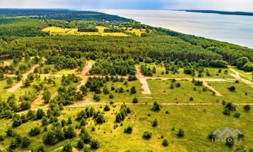 Un terrain à bâtir près de la lagune de Courlande