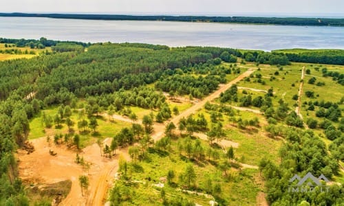 Un terrain à bâtir près de la lagune de Courlande