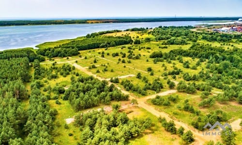 Un terrain à bâtir près de la lagune de Courlande