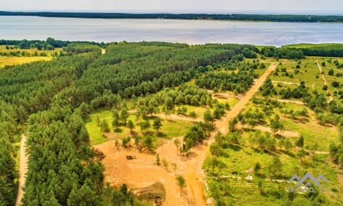 Un terrain à bâtir près de la lagune de Courlande