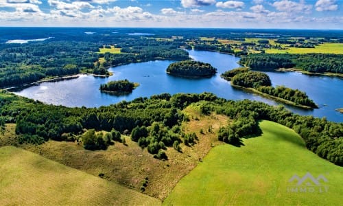 Terrain constructible au bord du lac