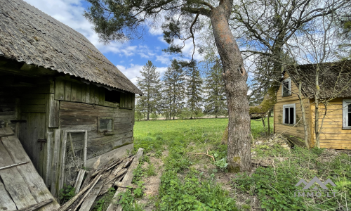 Une vieille ferme près de Kryžkalnis