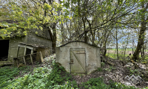 Une vieille ferme près de Kryžkalnis