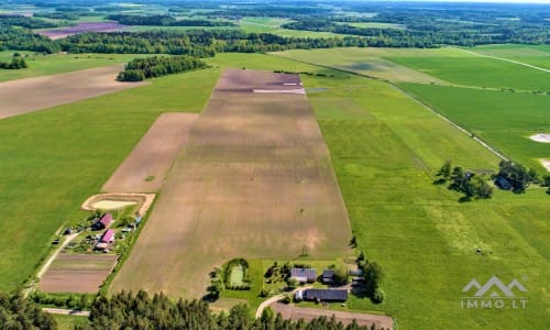 Gehöft mit 13 Hektar Land