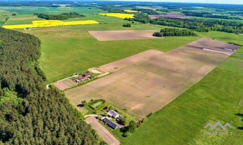 Gehöft mit 13 Hektar Land