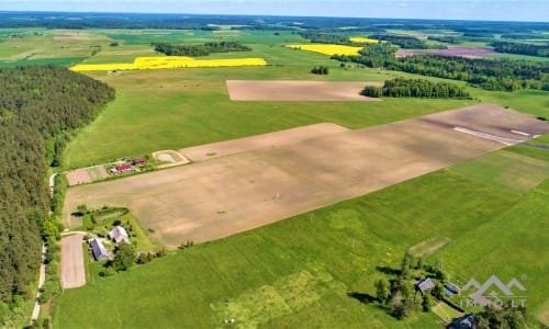 Gehöft mit 13 Hektar Land