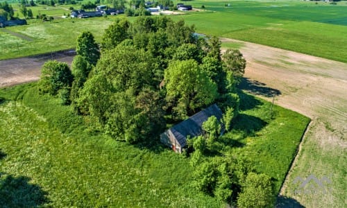 Une vieille ferme près de Kryžkalnis