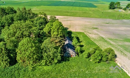 Une vieille ferme près de Kryžkalnis