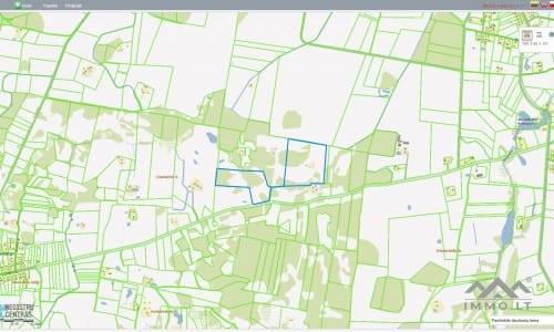 Ancienne ferme avec une forêt