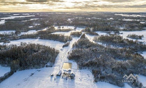 Ancienne ferme avec une forêt