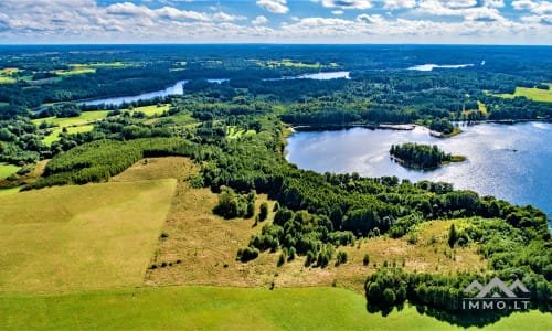 Terrain constructible au bord du lac