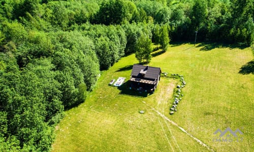 Ferme fantastique au bord du lac