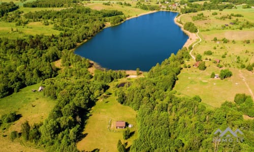 Ferme fantastique au bord du lac