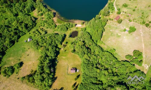 Ferme fantastique au bord du lac