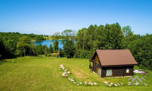 Ferme fantastique au bord du lac