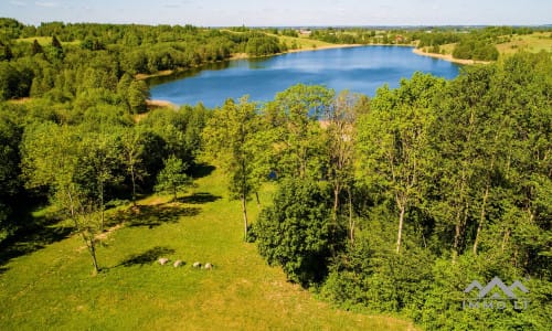 Ferme fantastique au bord du lac