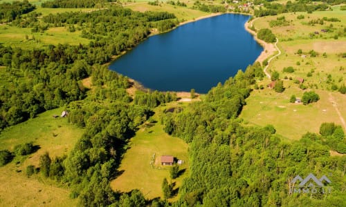 Ferme fantastique au bord du lac