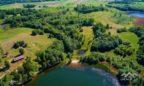 Ferme fantastique au bord du lac