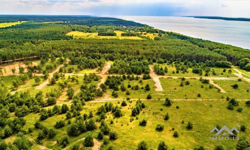 Un terrain près de la lagune de Courlande