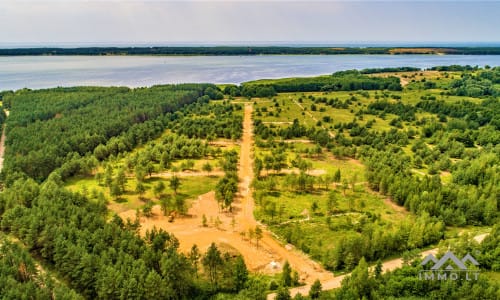 Un terrain près de la lagune de Courlande