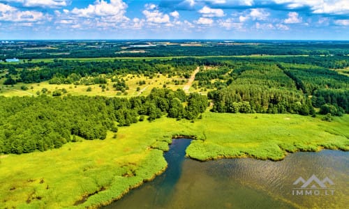 Un terrain près de la lagune de Courlande