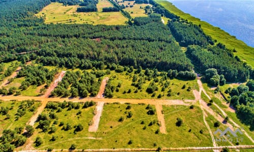 Un terrain près de la lagune de Courlande