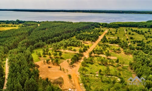 Un terrain près de la lagune de Courlande