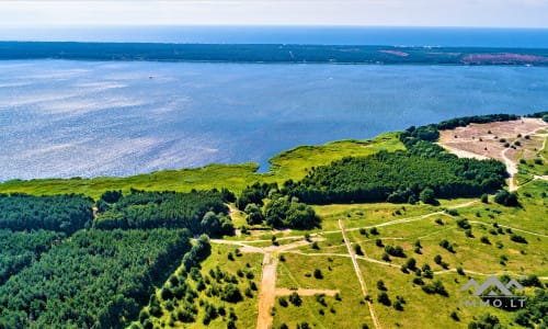 Un terrain près de la lagune de Courlande