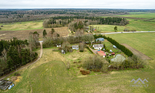 Une vieille ferme dans la commune de Rietavas