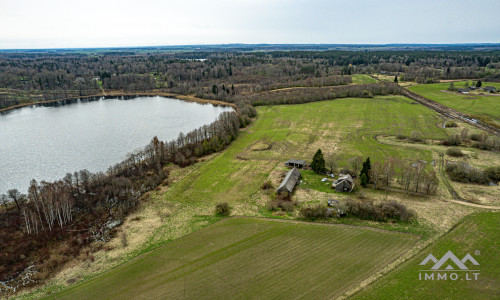 Gehöft am Balvis-See