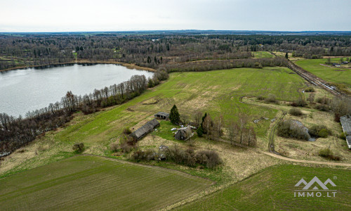 Gehöft am Balvis-See