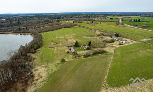 Gehöft am Balvis-See