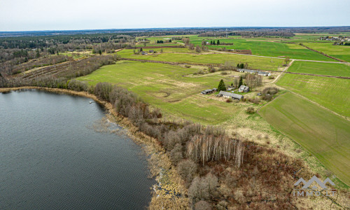 Ferme près du lac Balvis