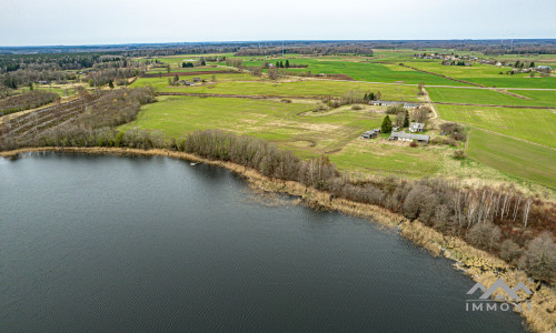 Ferme près du lac Balvis