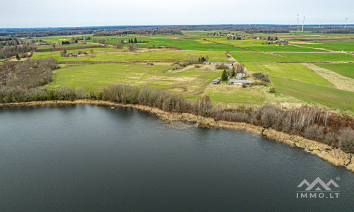 Ferme près du lac Balvis