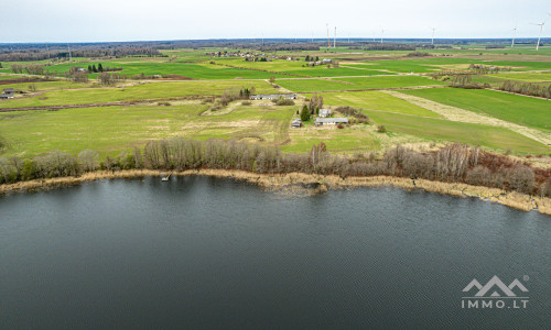 Ferme près du lac Balvis