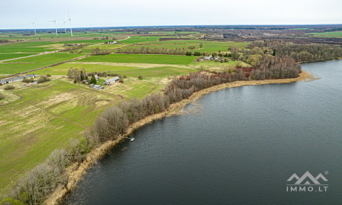 Gehöft am Balvis-See