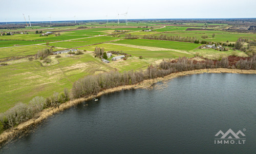 Ferme près du lac Balvis