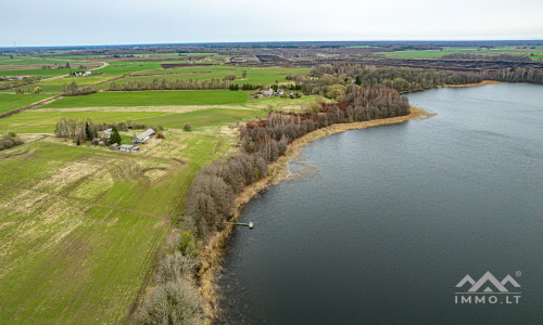 Ferme près du lac Balvis