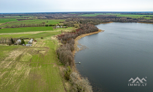 Ferme près du lac Balvis