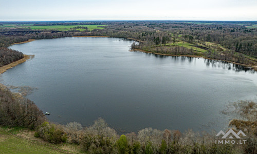 Gehöft am Balvis-See