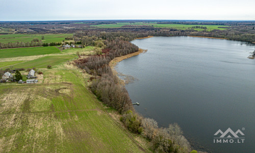 Gehöft am Balvis-See