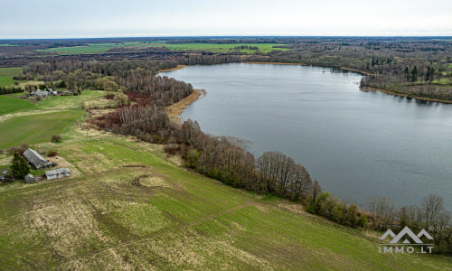 Ferme près du lac Balvis