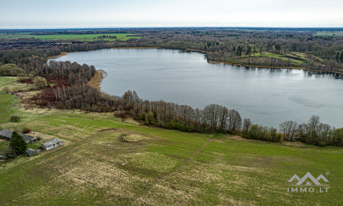 Gehöft am Balvis-See